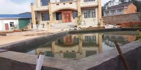 分享：網(wǎng)友自建三層別墅過程，大門花了6萬，大家看值不值!