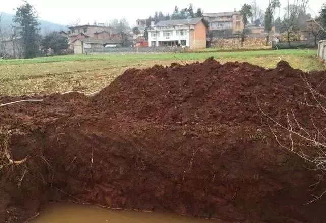 分享：網(wǎng)友自建三層別墅過程，大門花了6萬，大家看值不值!