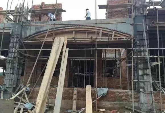 分享：網(wǎng)友自建三層別墅過程，大門花了6萬，大家看值不值!