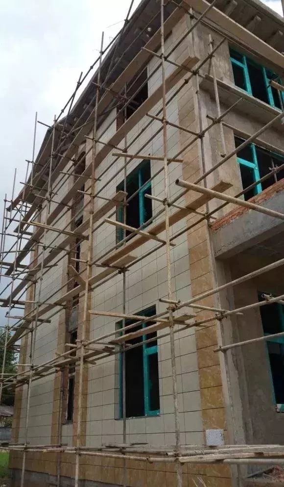 分享：網(wǎng)友自建三層別墅過程，大門花了6萬，大家看值不值!