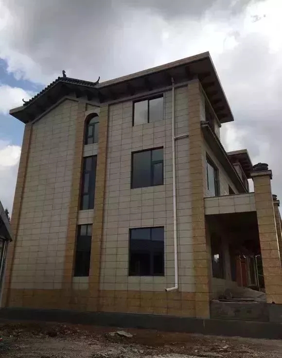 分享：網(wǎng)友自建三層別墅過程，大門花了6萬，大家看值不值!